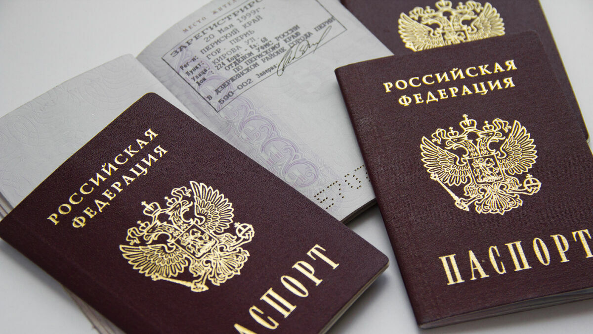 Приставы выявили должника с несколькими паспортами и водительскими удостоверениями
