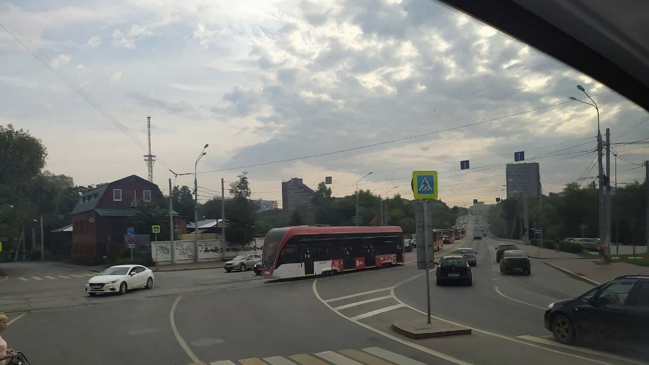 В Перми на Северной дамбе встали трамваи
