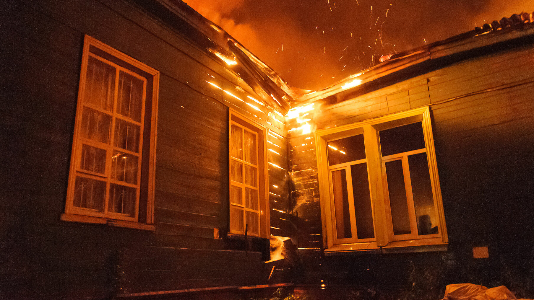 В Прикамье жена спасла мужа во время пожара в доме