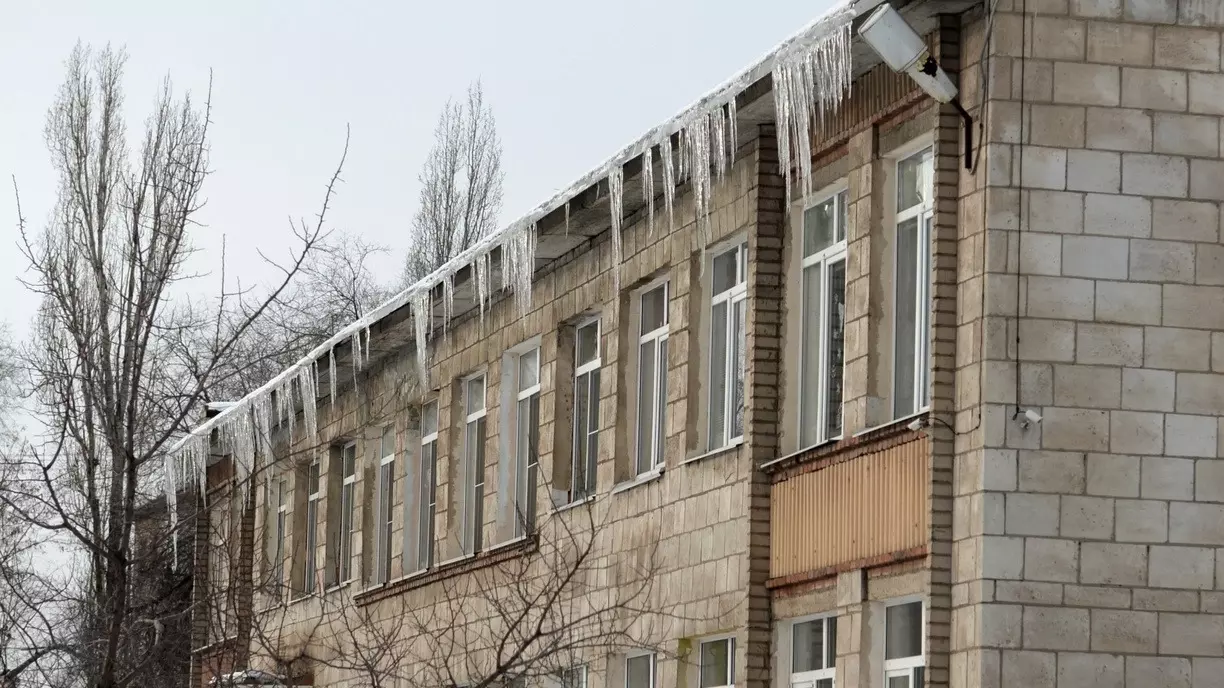 В Прикамье возбуждено уголовное дело по факту падения льда и снега с крыши на мужчину