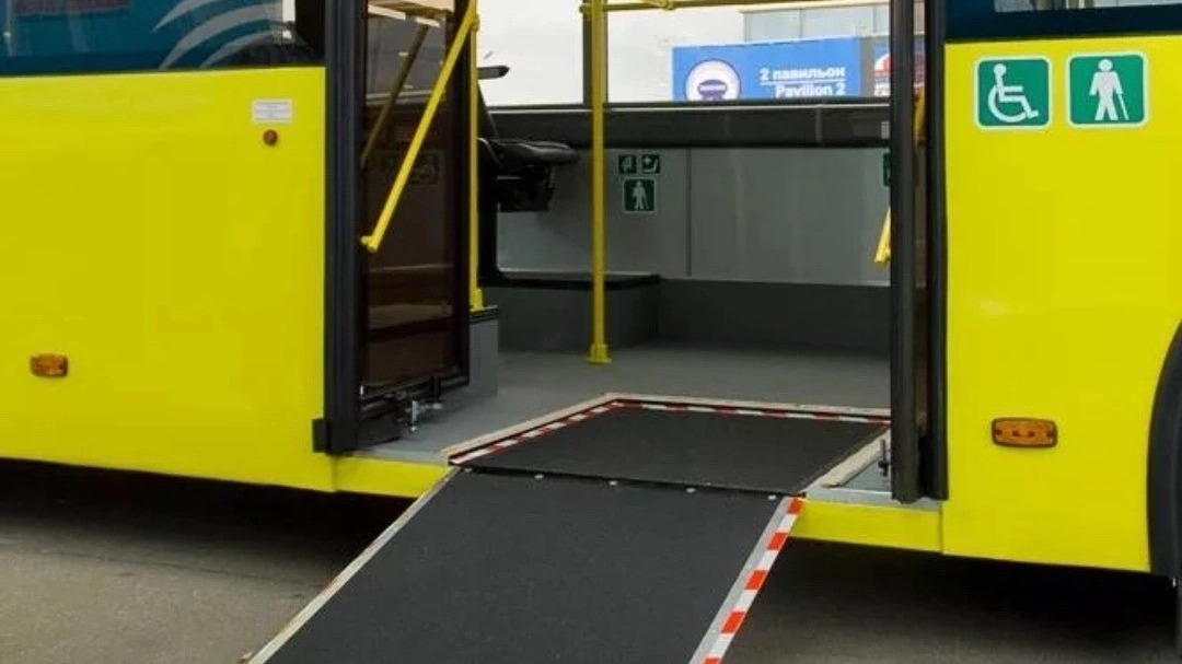 Все автобусы в Перми должны быть приспособлены для перевозки пассажиров на инвалидных колясках. Устройство, которое должен откидывать водитель, называется аппарель