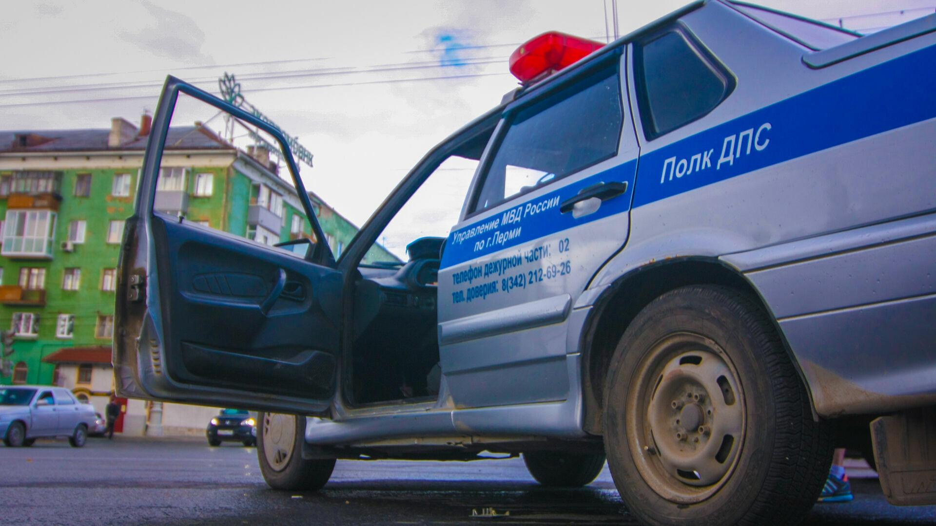 В Перми пешеход, перебегавший дорогу на красный свет, попал под машину