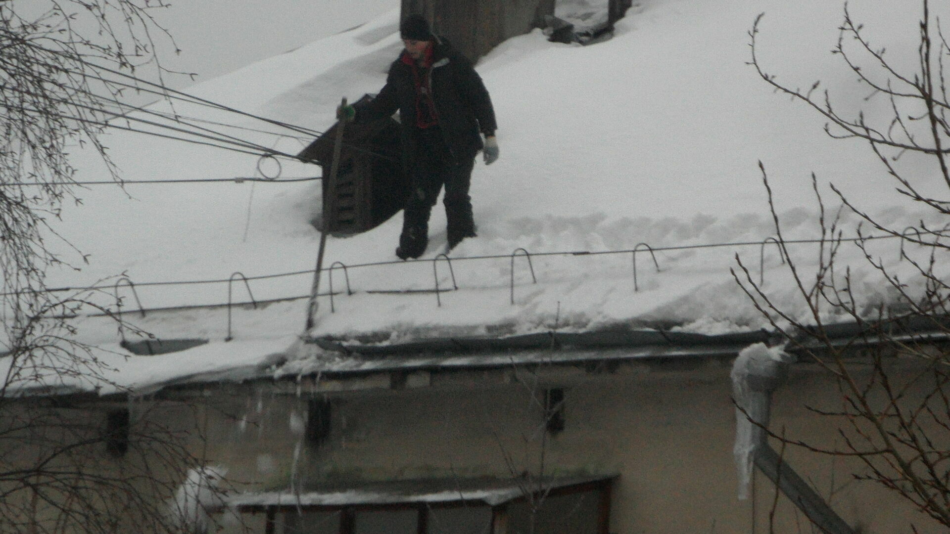 В Перми выявлены нарушения при уборке снега с крыш