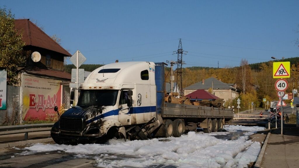 Фотофакт: в Чусовом произошло ДТП с фурой