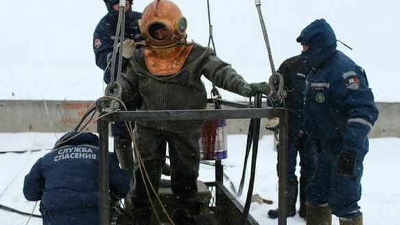 Фотофакт Properm.ru: Что водолазы ищут в Каме в декабре?