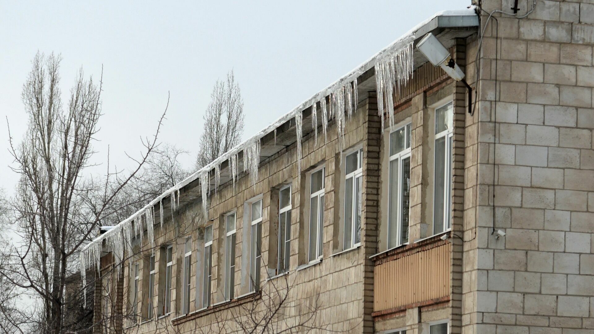 Спасатели предупреждают о гололедице и изморози в Пермском крае
