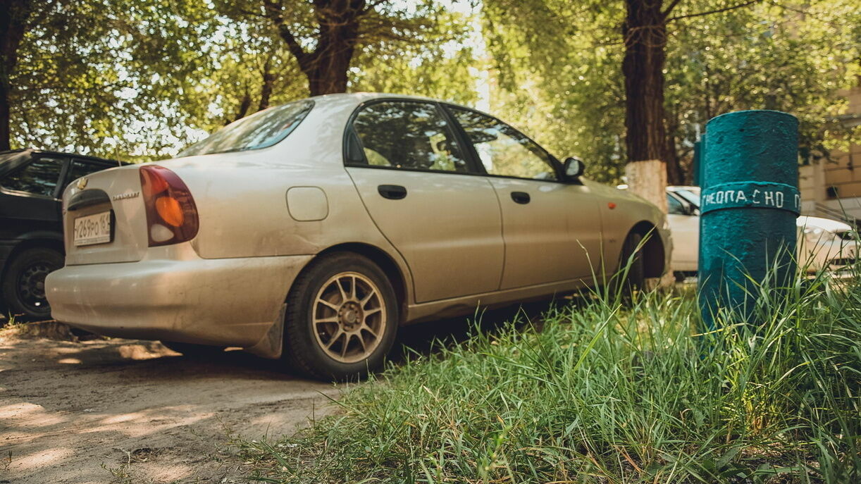 В Перми с начала года любителей парковки на газонах оштрафовали на 350 тысяч рублей