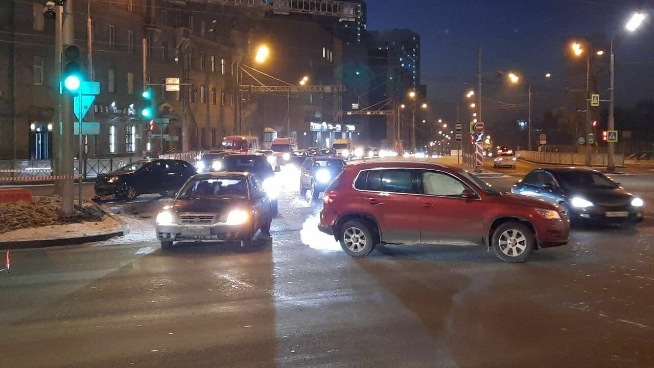 На Компросе столкнулись две машины: в городе пробки 9 баллов