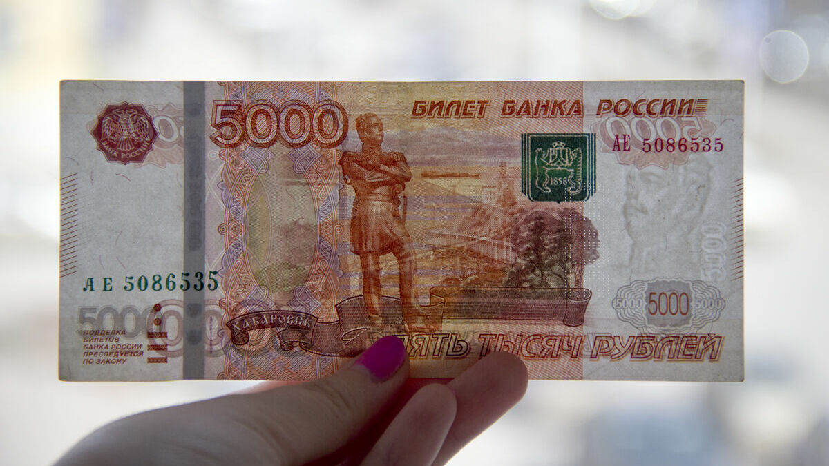Мошенники в два раза чаще подделывают банкноты номиналом 5000 рублей, чем 1000 рублей