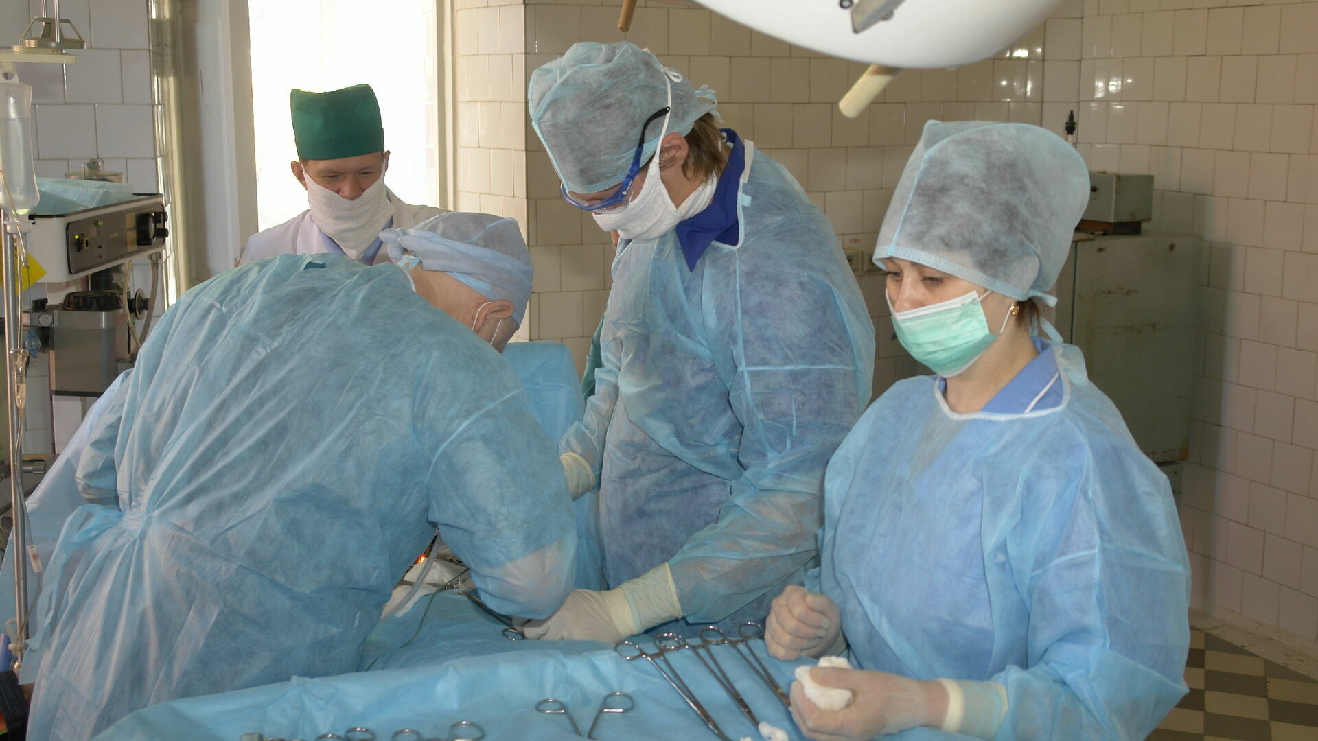 Хирурги больницы №6 больше года работают «за троих». Но им надоело и теперь они требуют повысить зарплату