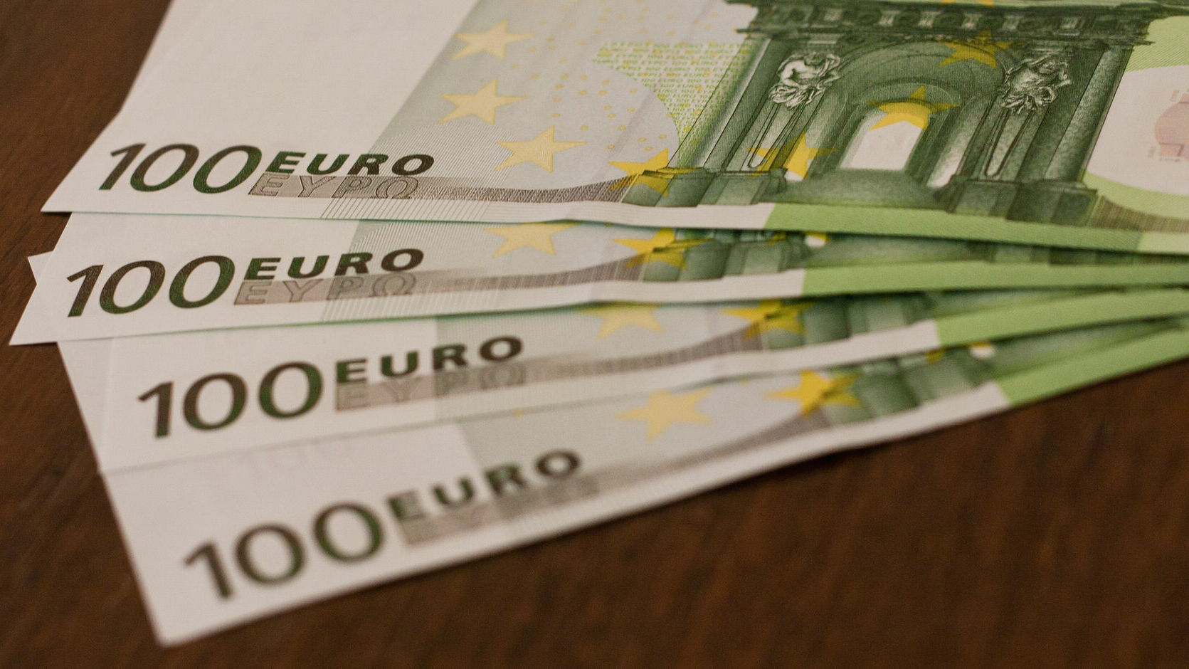Официальный курс евро упал ниже 72 рублей. Впервые с декабря 2015 года