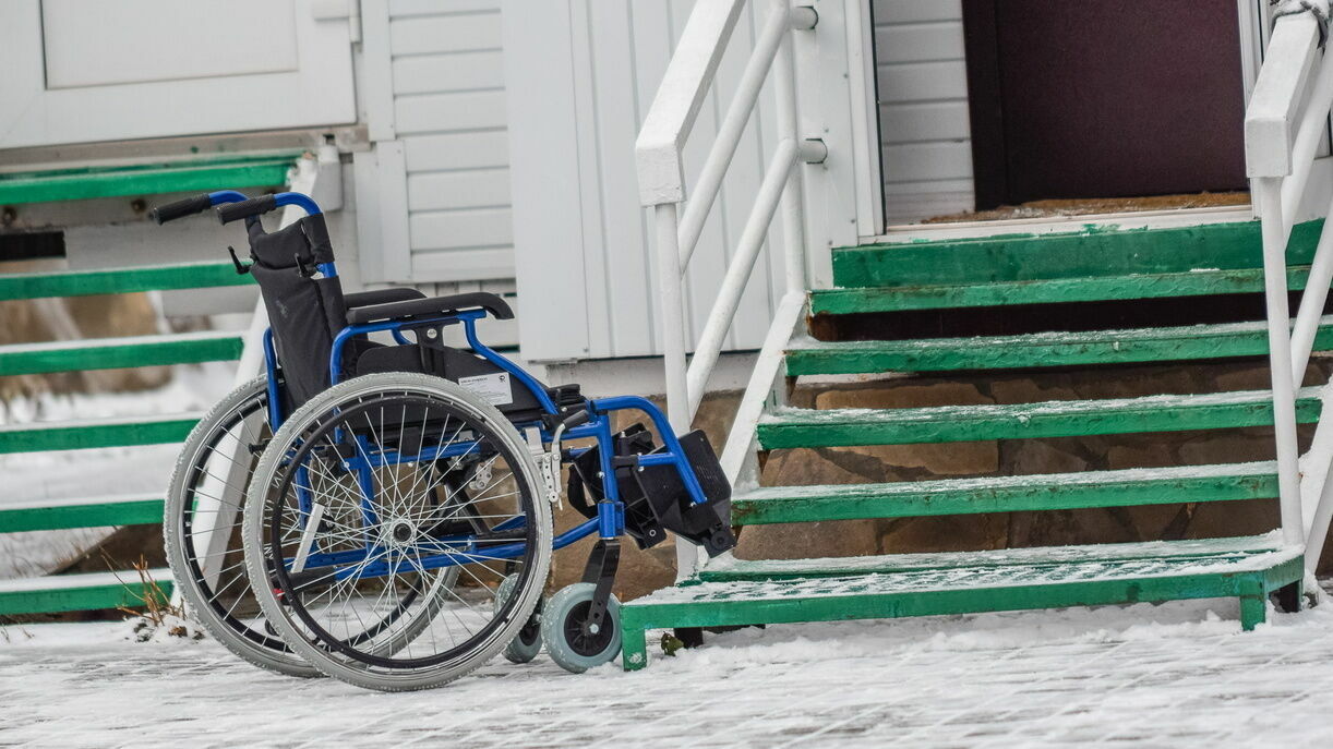 МФЦ в Октябрьском имеет неприспособленные для нужд инвалидов пандус и ступени