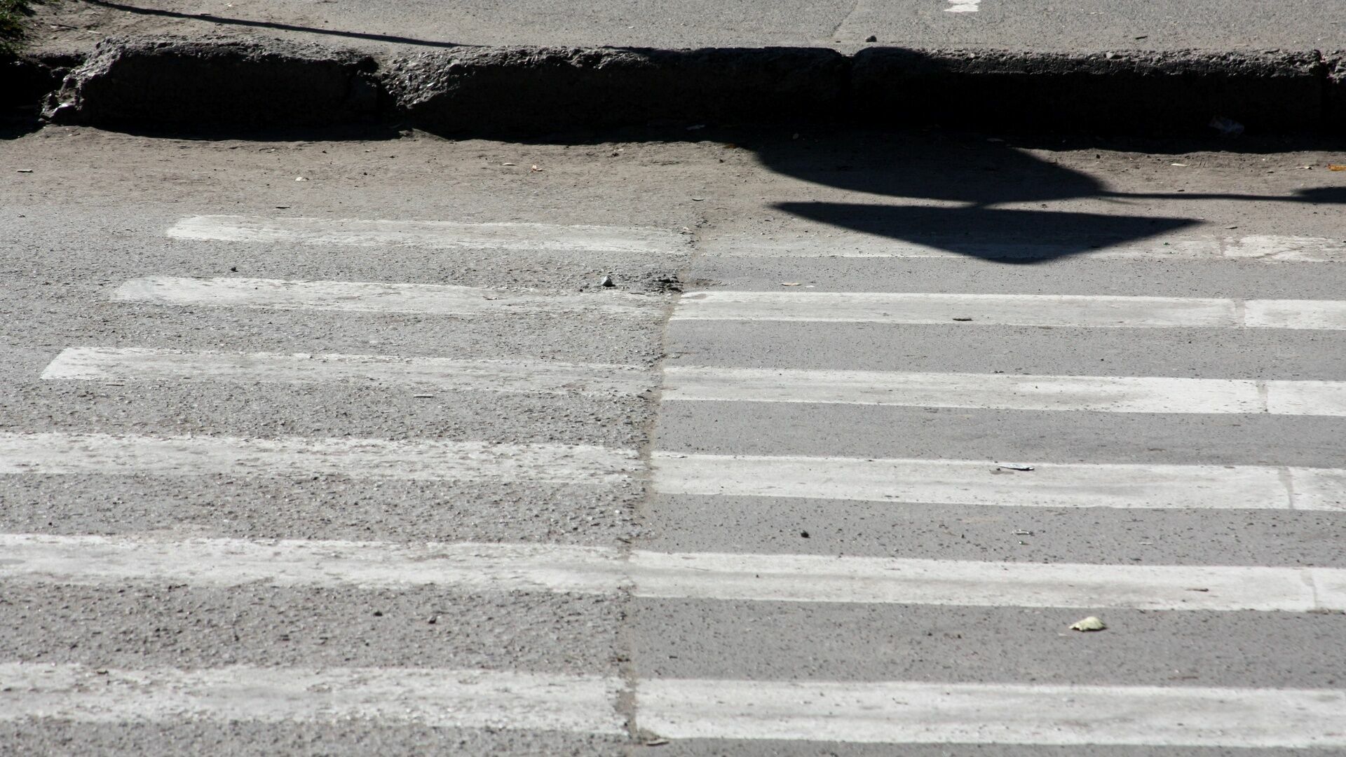 В Перми водитель сбил девочку на пешеходном переходе возле школы и скрылся с места аварии