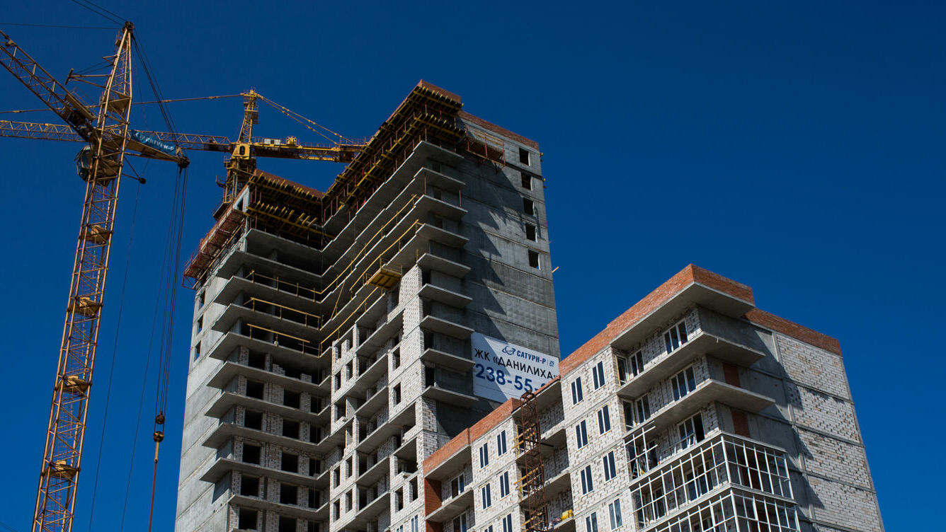 Один день на стройке: Смотрим, как возводится жилой комплекс в центре Перми