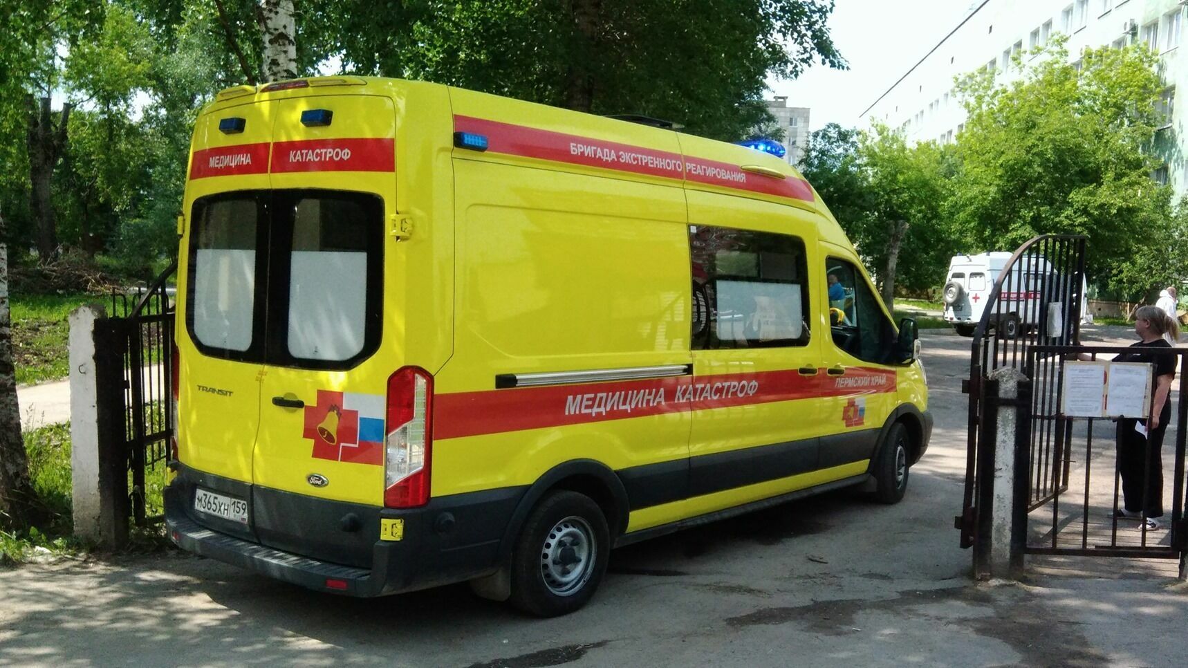 Ждут обследования часами: фоторепортаж из очереди скорых в пермскую больницу