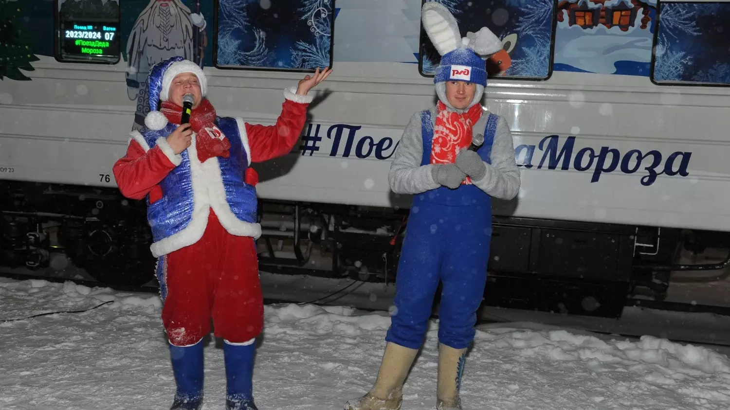 Поезд Деда Мороза стоял в Перми семь часов, но новогодний волшебник появился на перроне всего дважды. В его отсутствие гостей развлекали другие сказочные персонажи, в том числе заяц и гном.