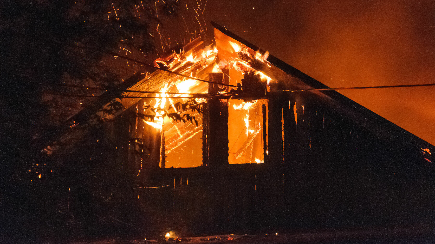 Ночью в Перми произошел пожар в деревянном бараке