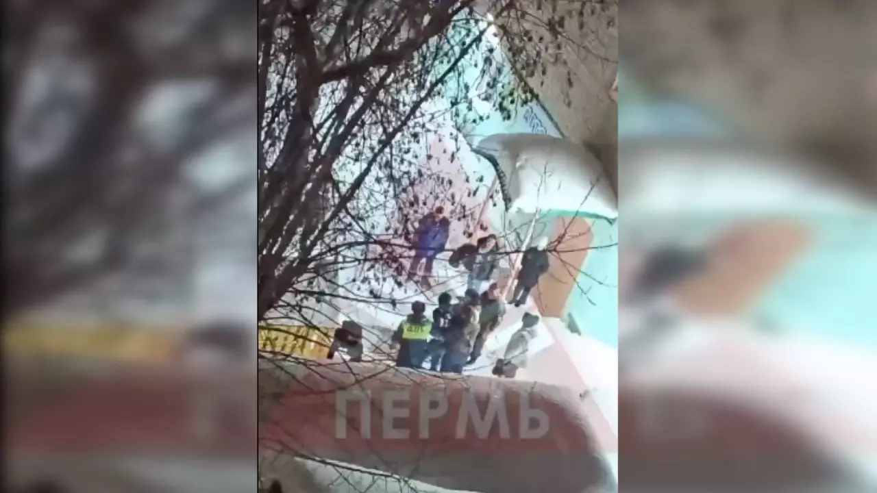 Неизвестный мужчина схватил нож и пытался попасть в детский сад в Балатово