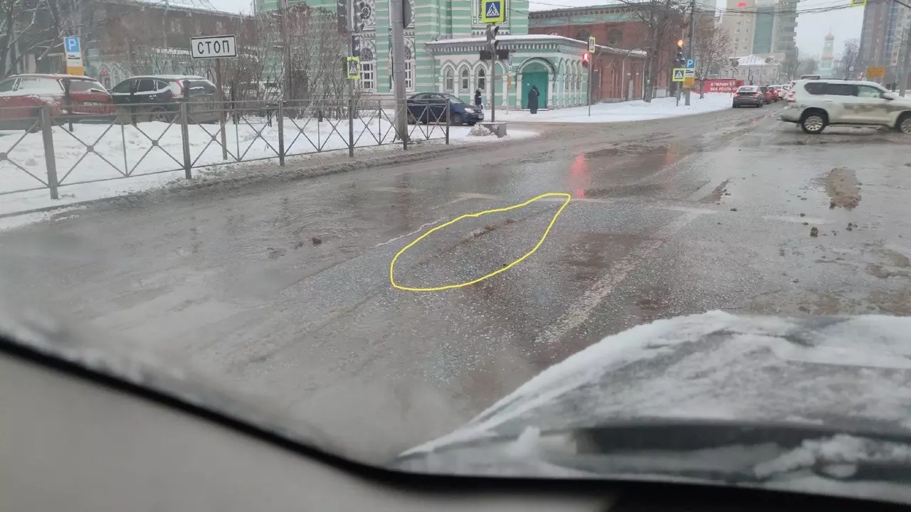 В Ленинском районе Перми из-за коммунальной аварии вздулся асфальт на дороге