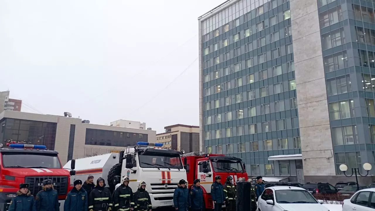 Пермскому гарнизону спасателей вручили 11 единиц противопожарной техники
