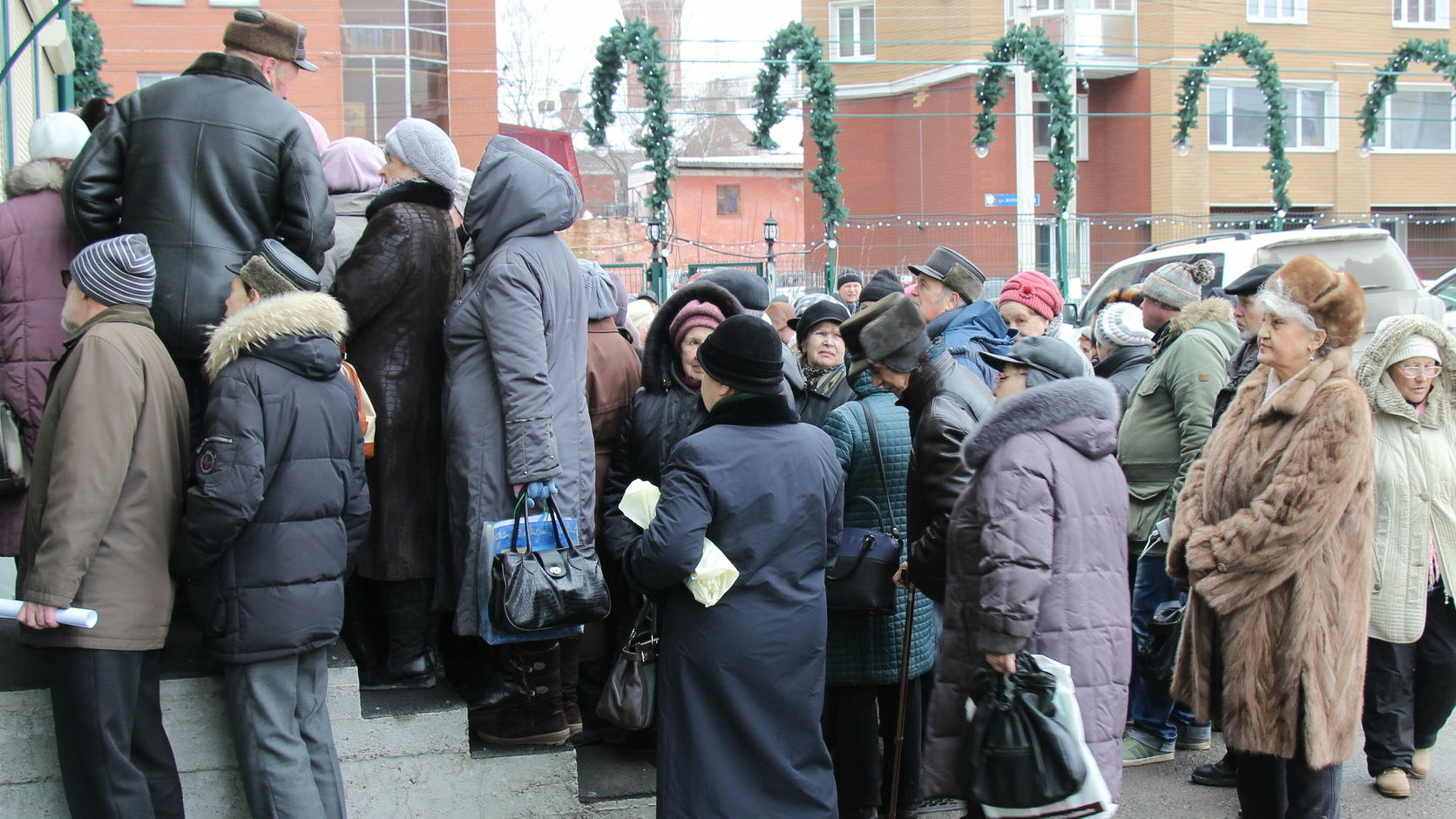 Фотофакт: Пермские пенсионеры штурмуют отделение НПФ «Стратегия»