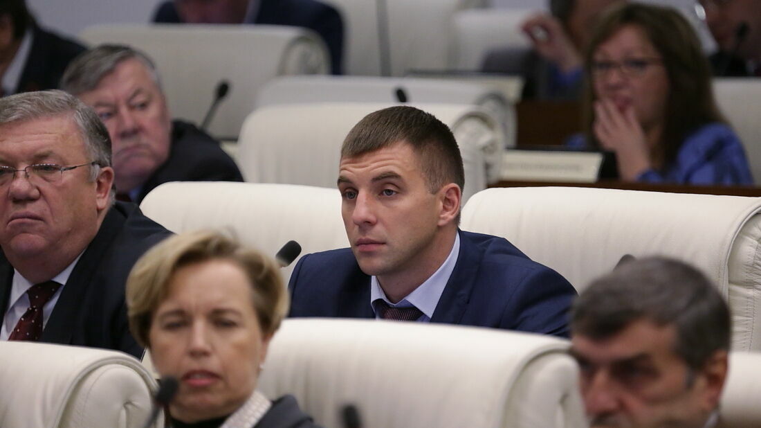 В деле о нападении на депутата Илью Кузьмина появился подозреваемый