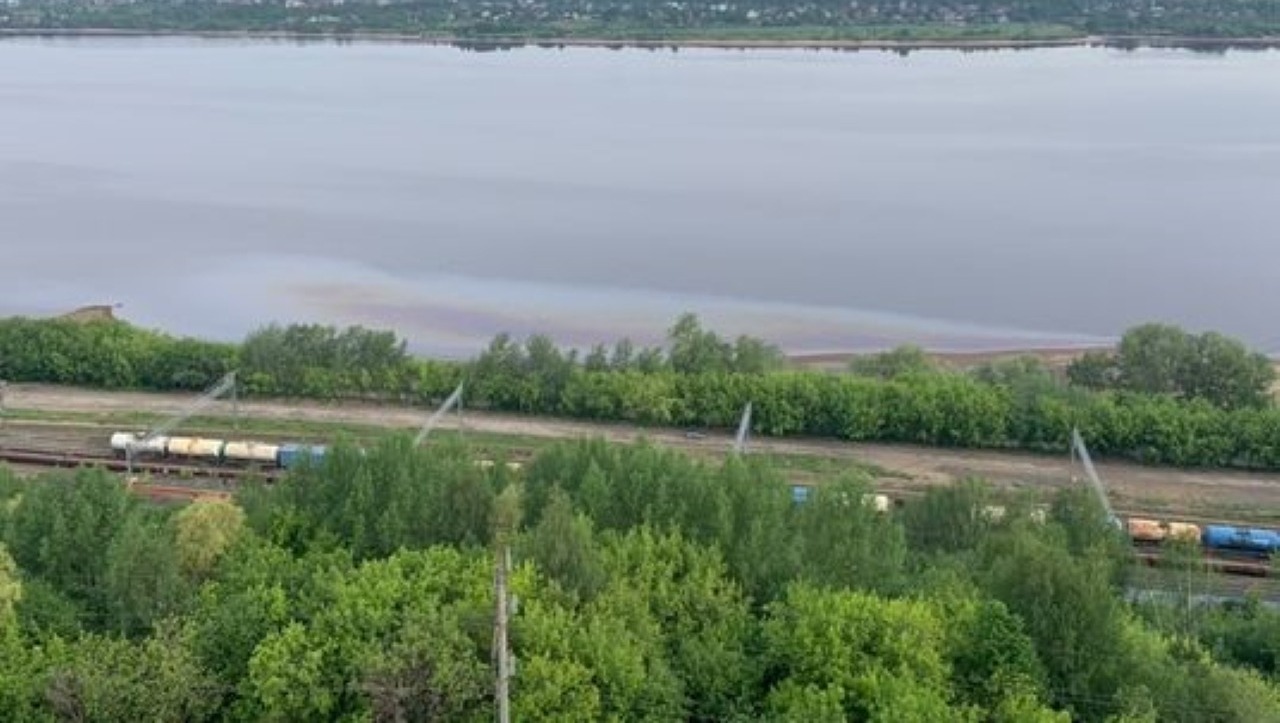 В Перми на реке Кама 2 июня заметили радужное пятно