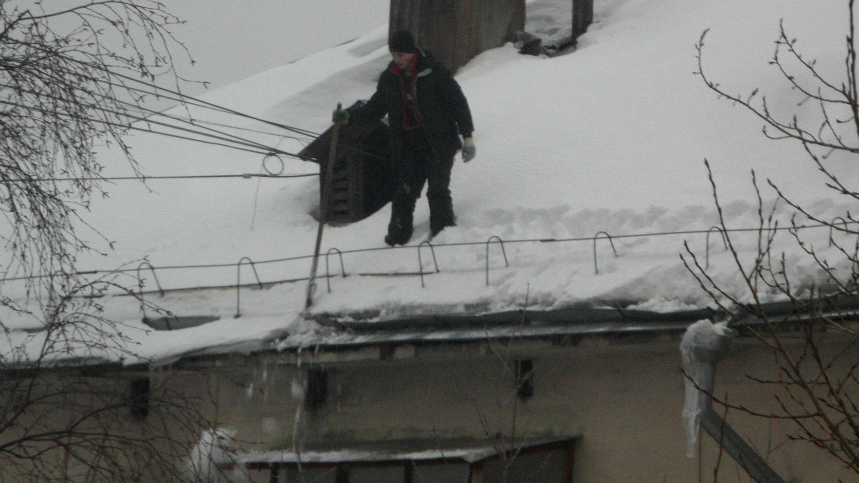 В Березниках УК заплатила женщине 200 тысяч рублей за сошедший с крыши снег