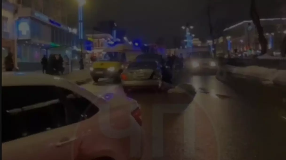 Появилось видео, как автомобиль Ниссан сбивает пешеходов у ЦУМа