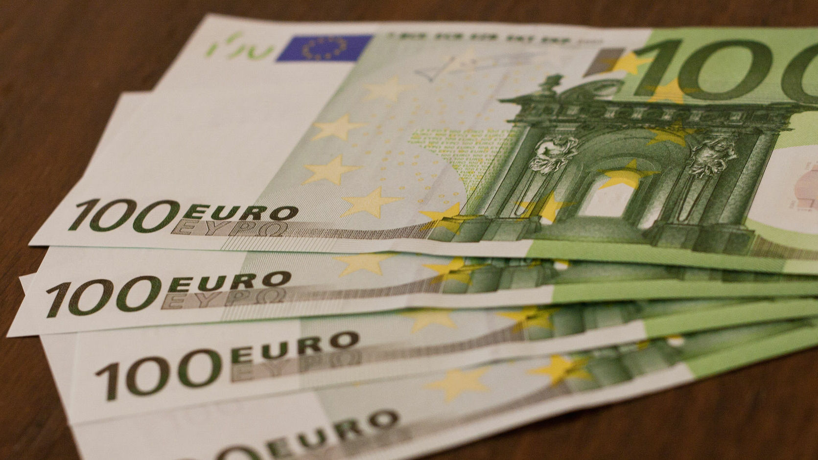 «ЕС придется придумывать меры стимулирования попавшей под удар Европы». Пермский финансист о будущем евро