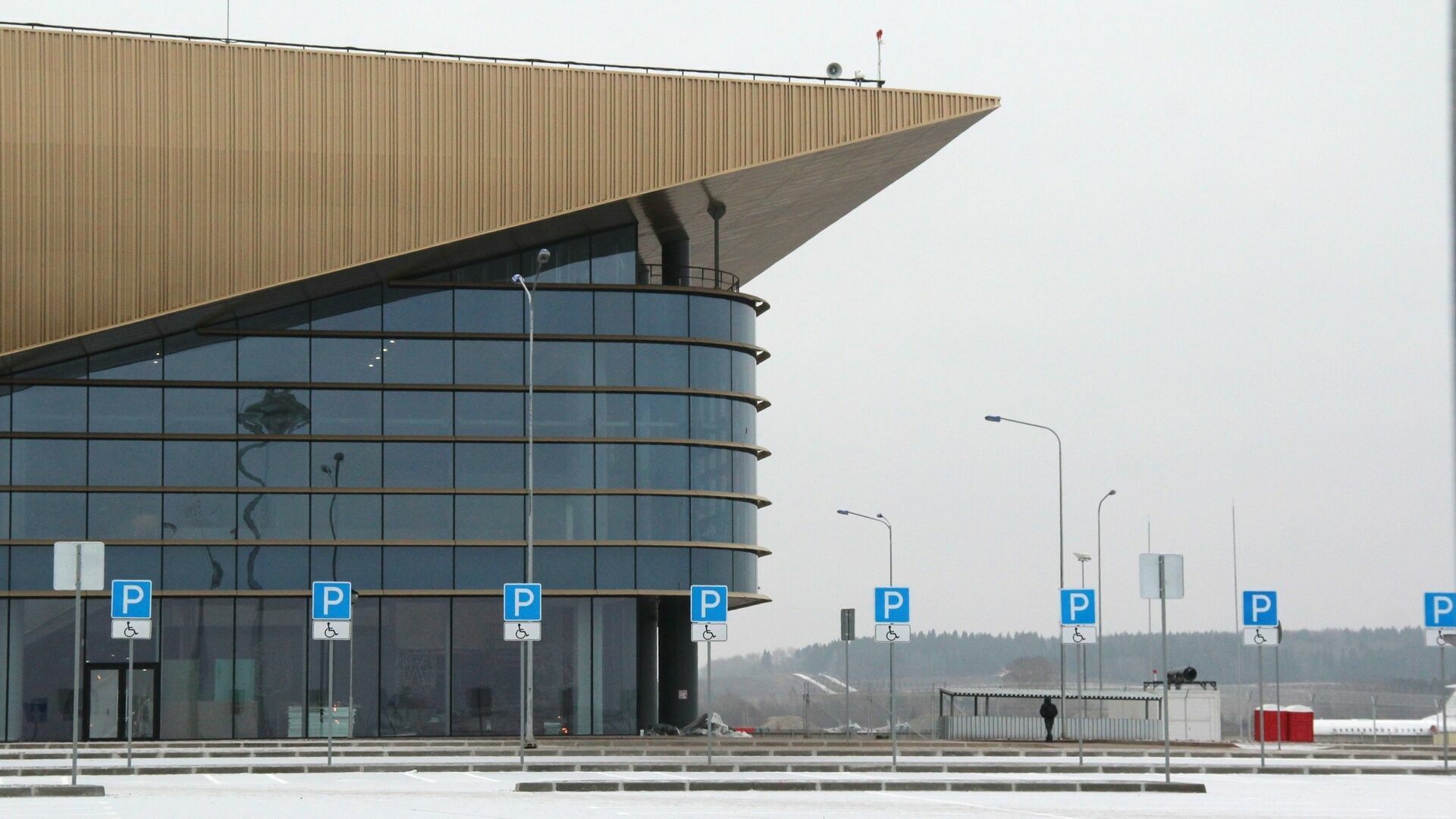 Перед новогодними праздниками в аэропорту Перми будет работать мобильный пункт судебных приставов