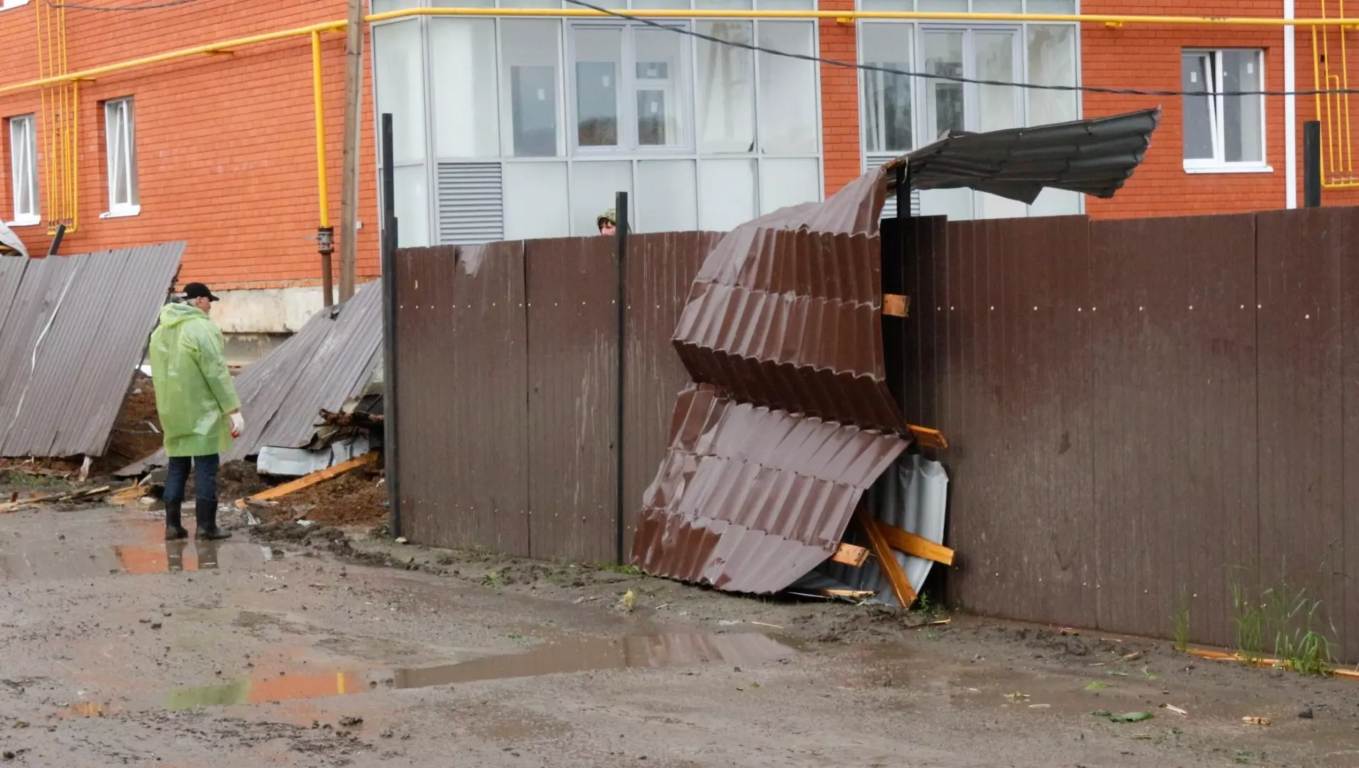После урагана в Новокузнецке отремонтируют крыши почти 20 домов