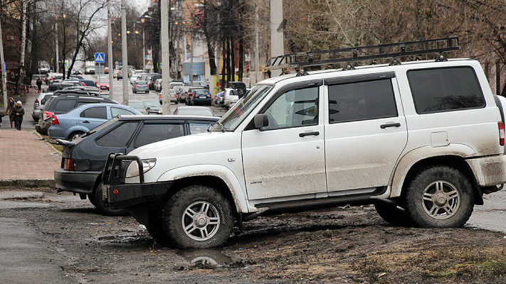 «Гряземесов» наказали на 70 тысяч рублей за парковку на газонах