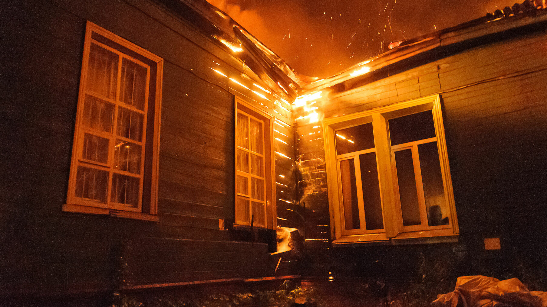 За ночь в Прикамье сгорели три бани и дом