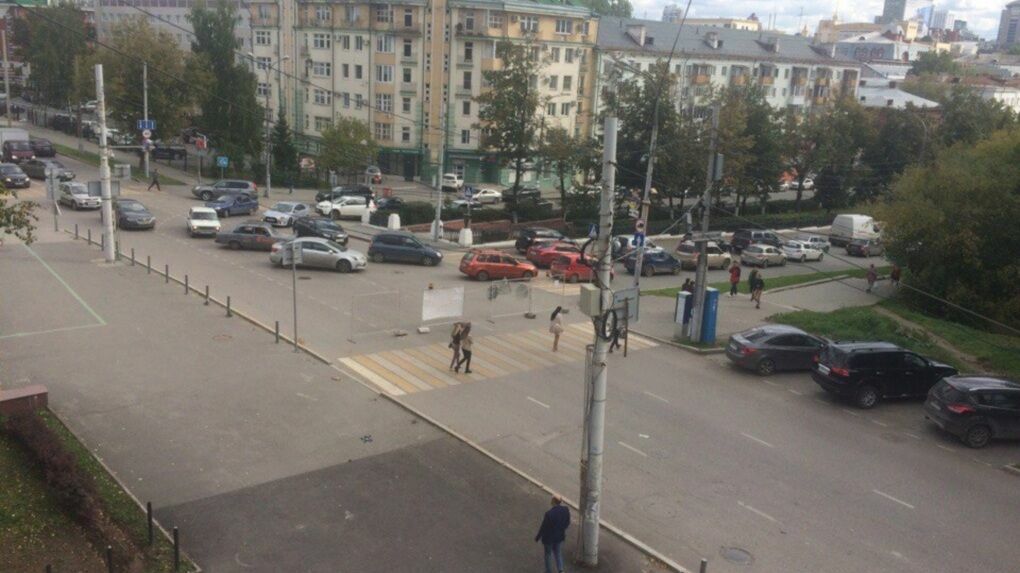 Фотофакт: на участке улицы Монастырская от Компроса до Куйбышева перекрыли движение. Центр стоит