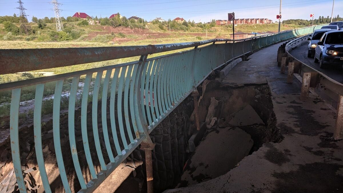 В Перми обвалилась часть моста на Старцева