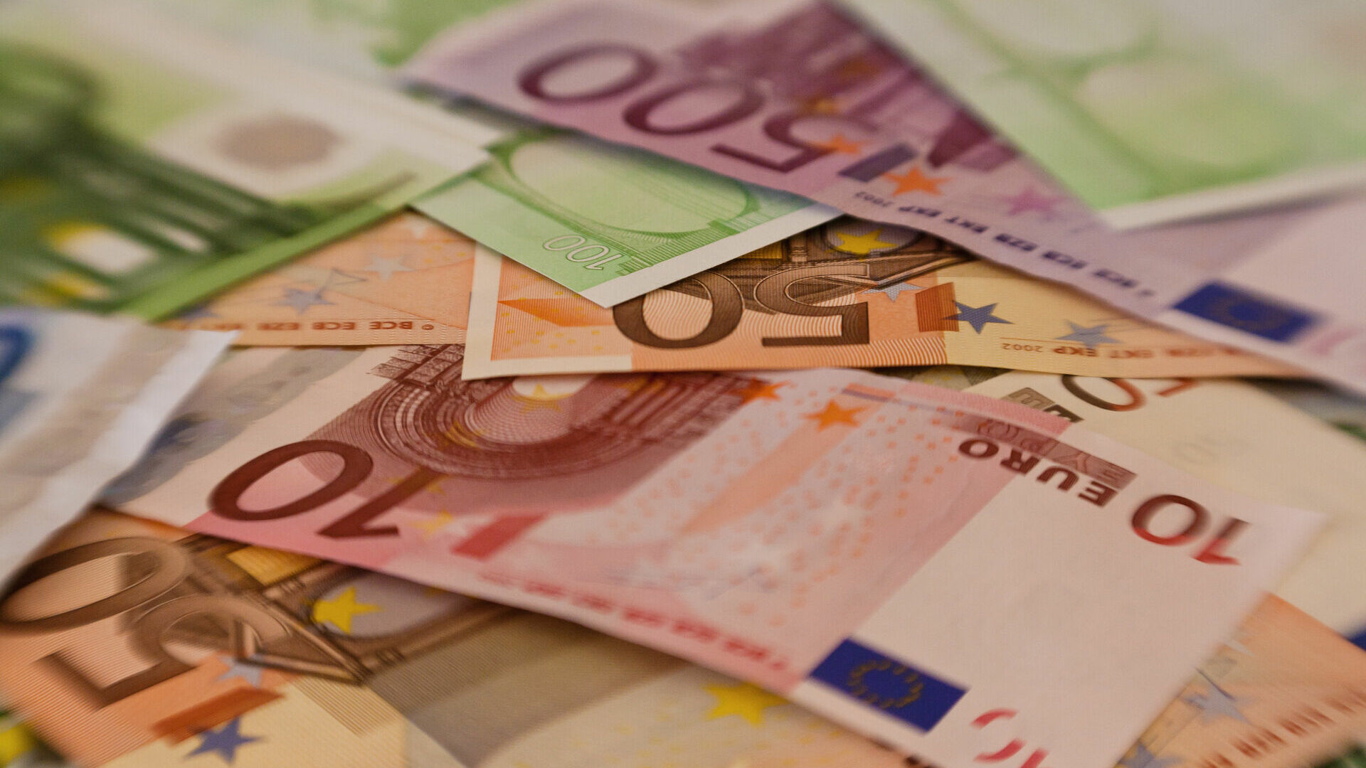 За первые майские праздники доллар с евро немного подросли