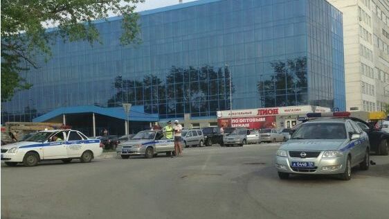 Гаишники не дали любителям тонированных авто добраться до сходки у гипермаркета «Виват»