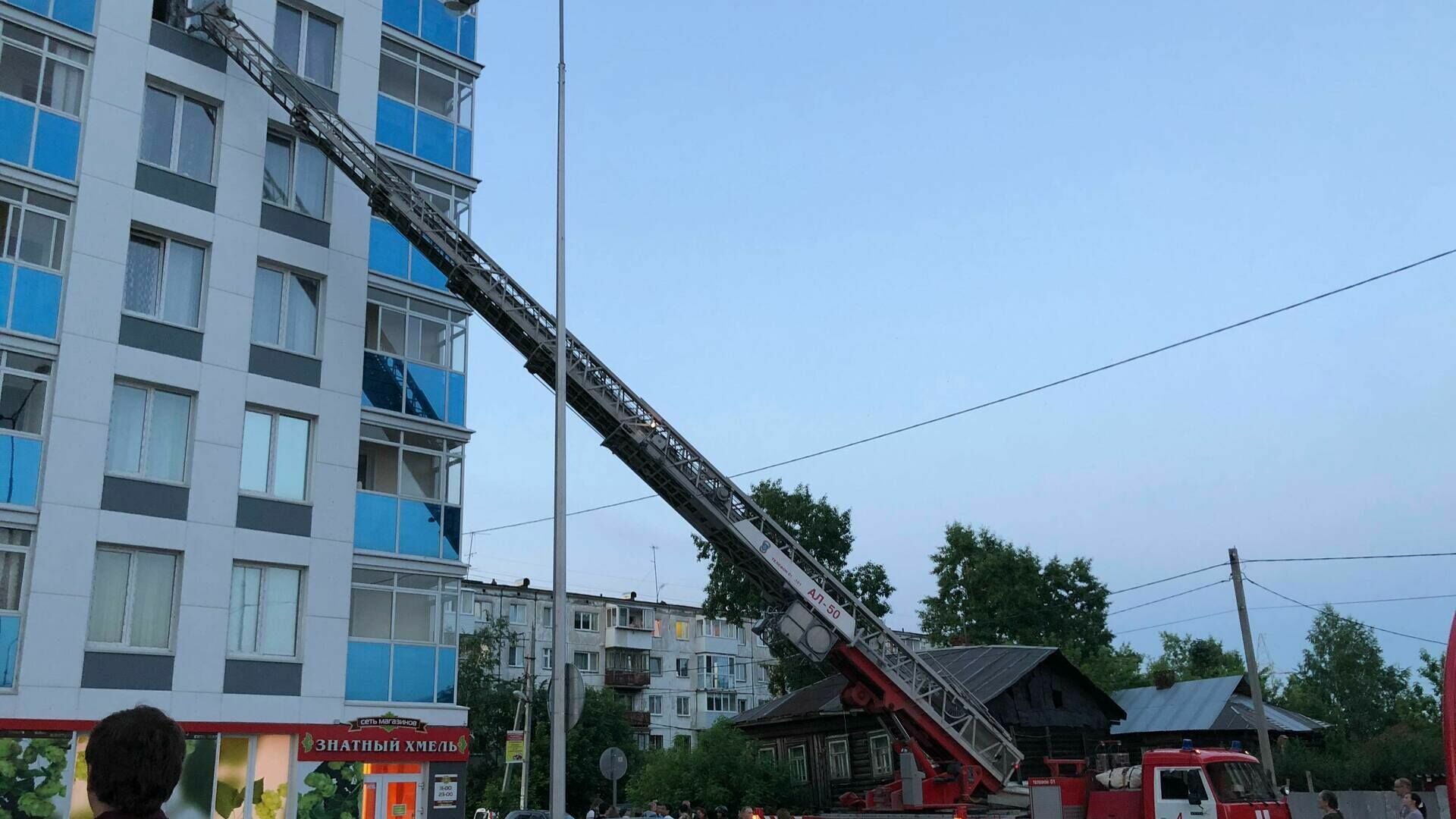 В Перми спасателям пришлось через окно пробираться в квартиру на шестом этаже