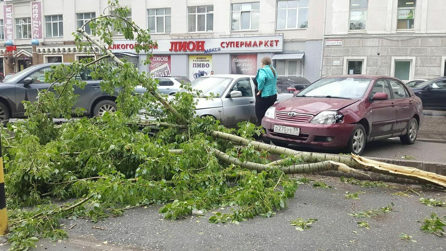 В Перми у поликлиники МВД ветром сорвало крышу