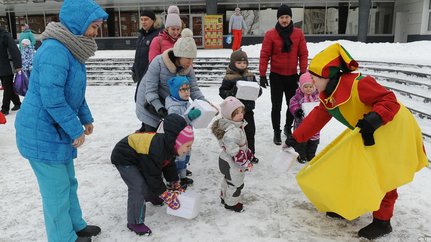 Весенние забавы: в Индустриальном районе прошел детский праздник