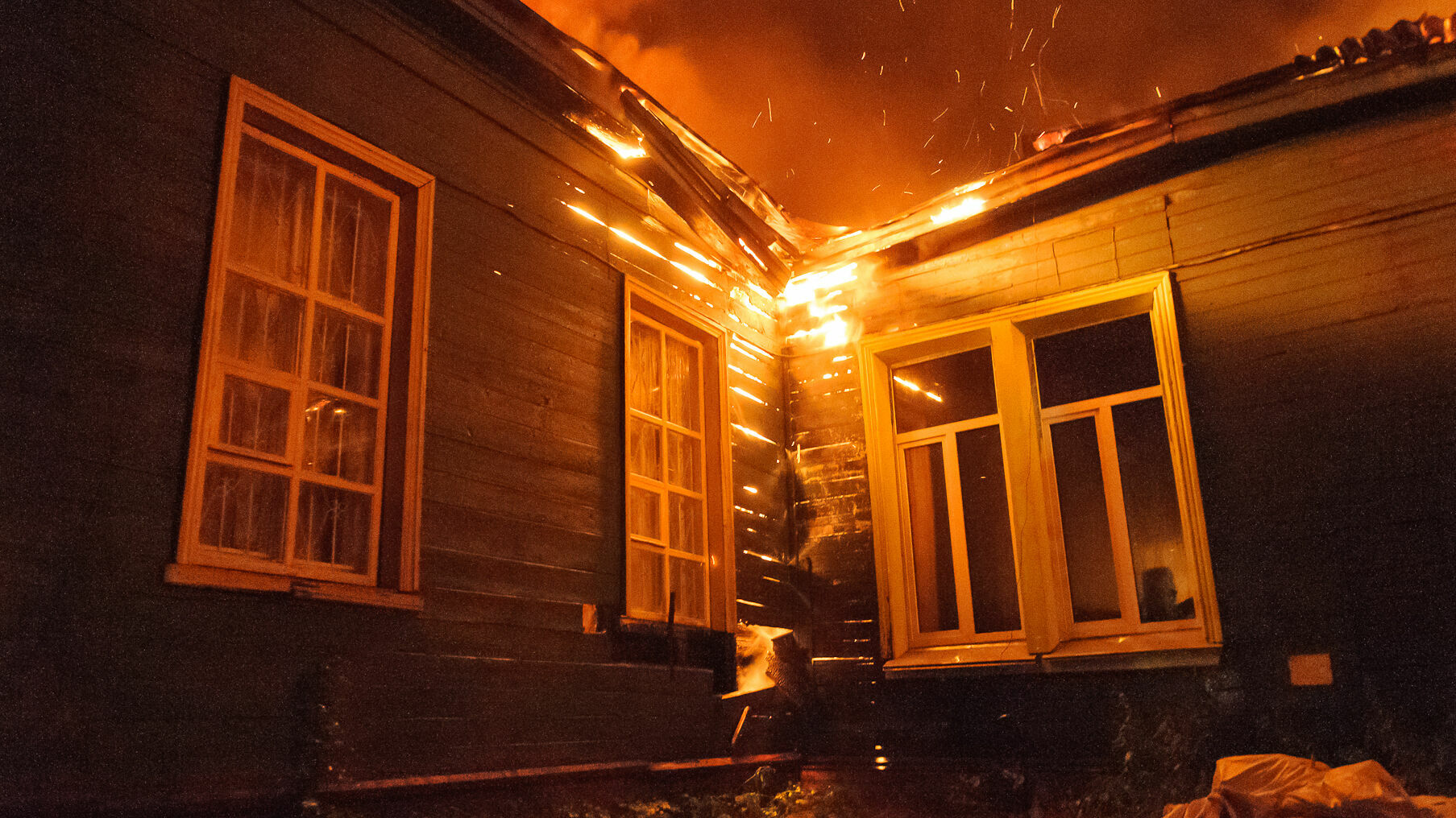 На пожаре в Оханске сгорел жилой дом