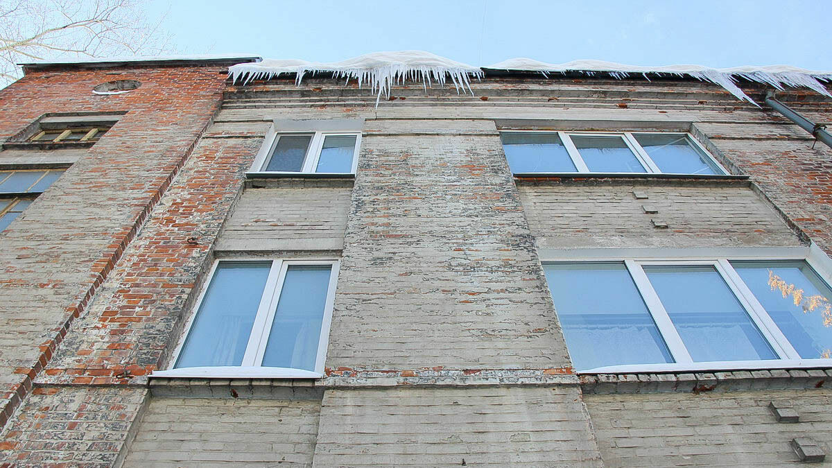 В Александровске директора управляющих компаний наказаны за несвоевременную уборку снега с крыш