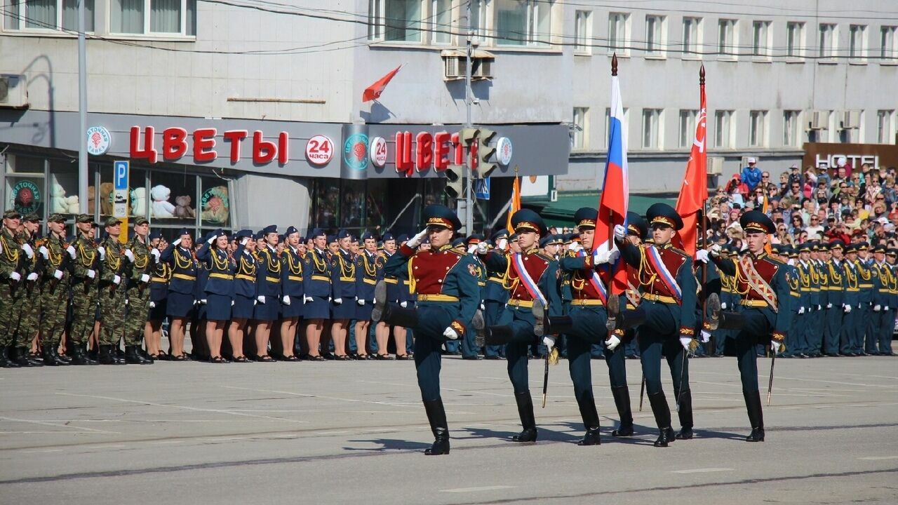 Солдаты, военная техника и хоровые коллективы. Смотрим парад Победы в Перми!