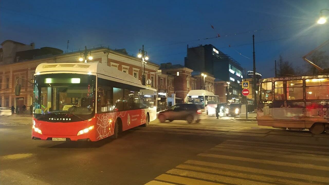 На перекрестке Ленина-Компроса автобусы перекрыли движение