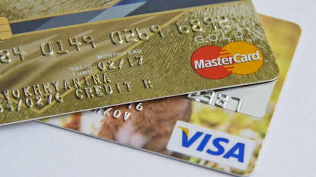 MasterCard приостанавливает работу с двумя российскими банками