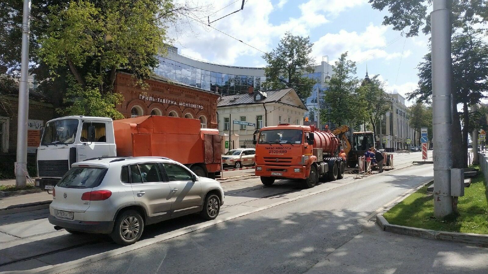 Два пермских трамвая изменили маршрут из-за аварии на водопроводе на улице Максима Горького