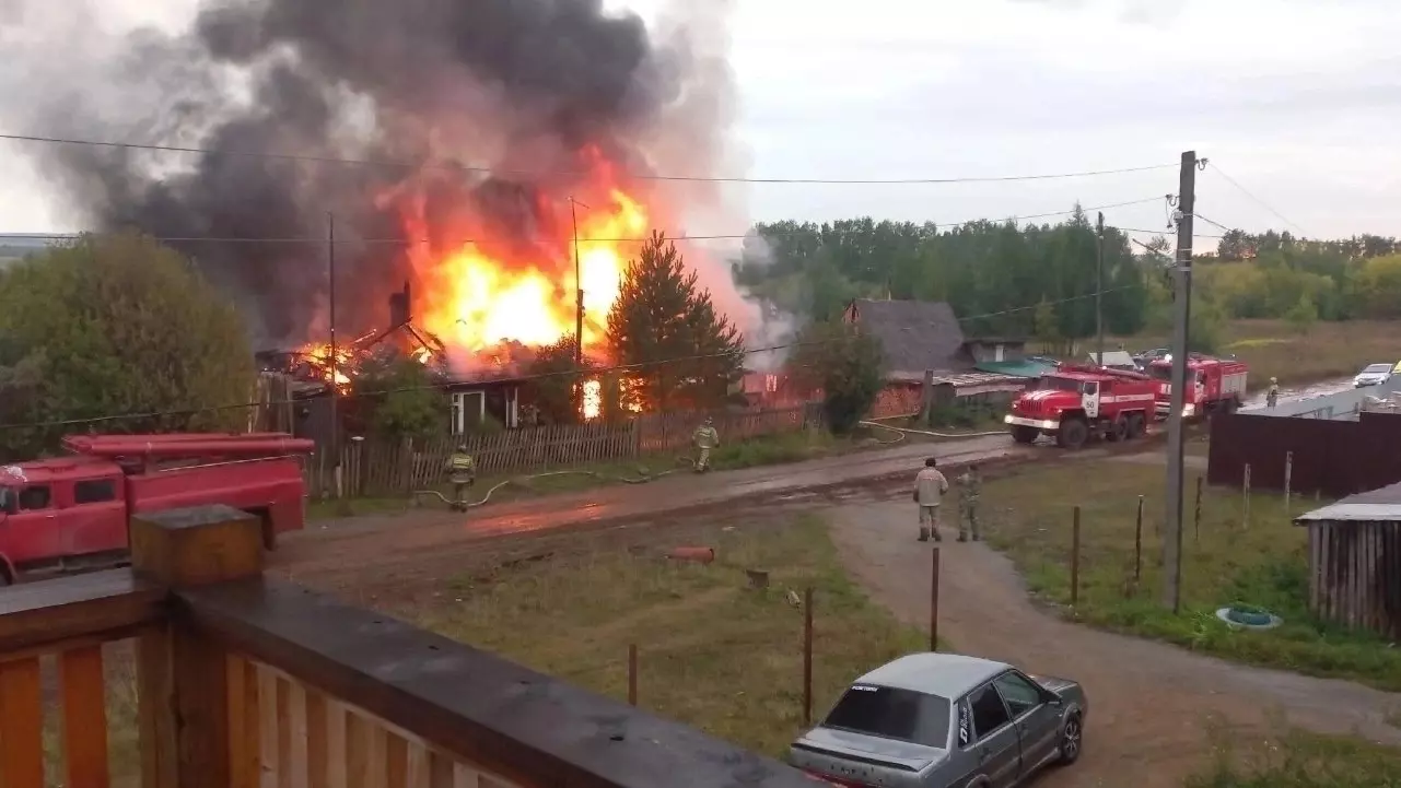 В поселке Мулянка Пермского края 8 пожаров за месяц, жители ищут поджигателя