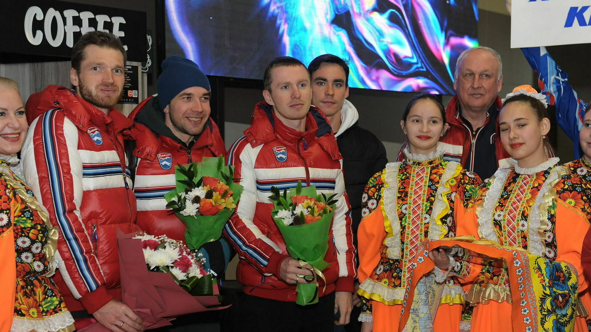 В аэропорту Перми встретили ведущих лыжников России. Фото