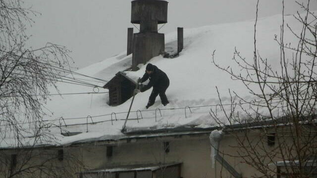 За упавший с крыши снег на женщину с ребенком сотрудник УК заплатил 100 тысяч рублей